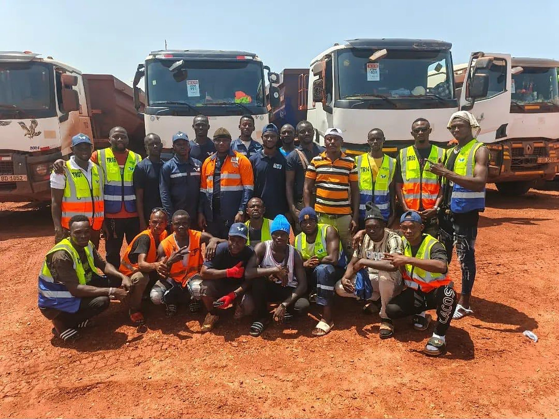 L'ensemble des équipes COLOTI TRANSPORT réunies devant les véhicules