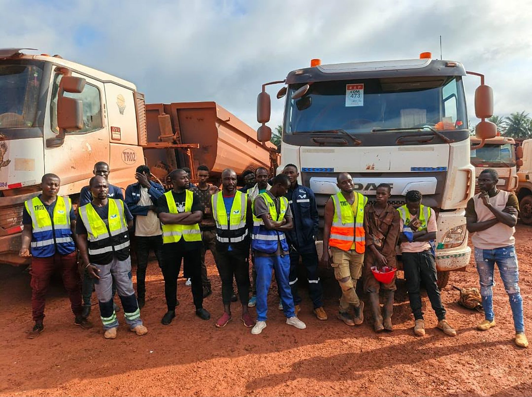 L'équipe d'exploitation en gilets de sécurité devant deux tracteurs DAF